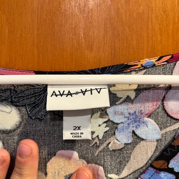 Ava & Viv Floral Blouse – Size 2X – Lightweight V-Neck Top - Picture 3 of 4